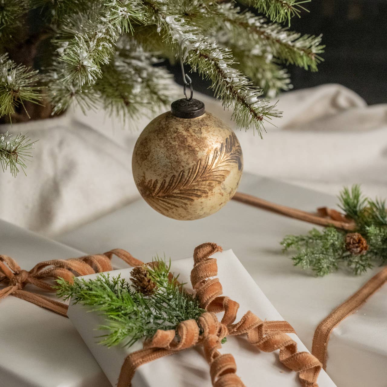 Leaf-Pattern Kugel Ornament – 4" Seasonal Beauty