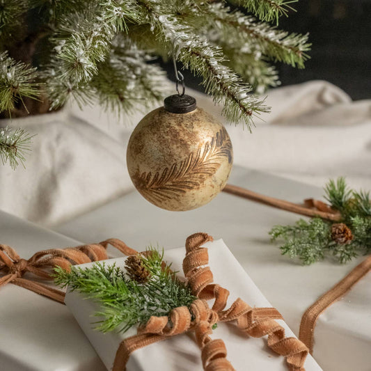 Leaf-Pattern Kugel Ornament – 4" Seasonal Beauty