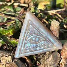 Crystal Eye Triangle Hand Carving